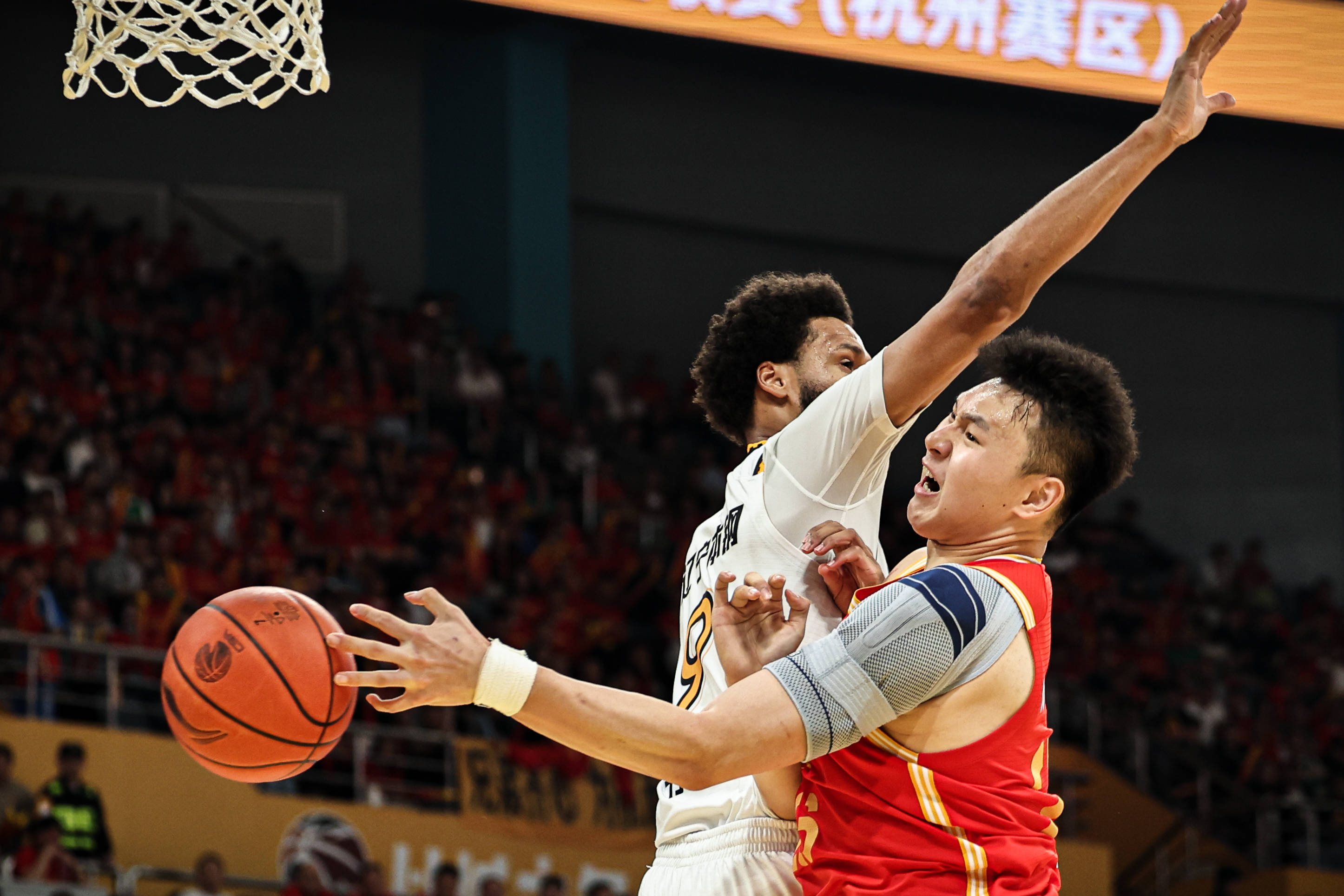 金年会体育官网-关于NBA常规赛倒计时，山东男篮今夜手感冰凉，细节引发关注，质疑声仍在，更衣室氛围转暖的信息